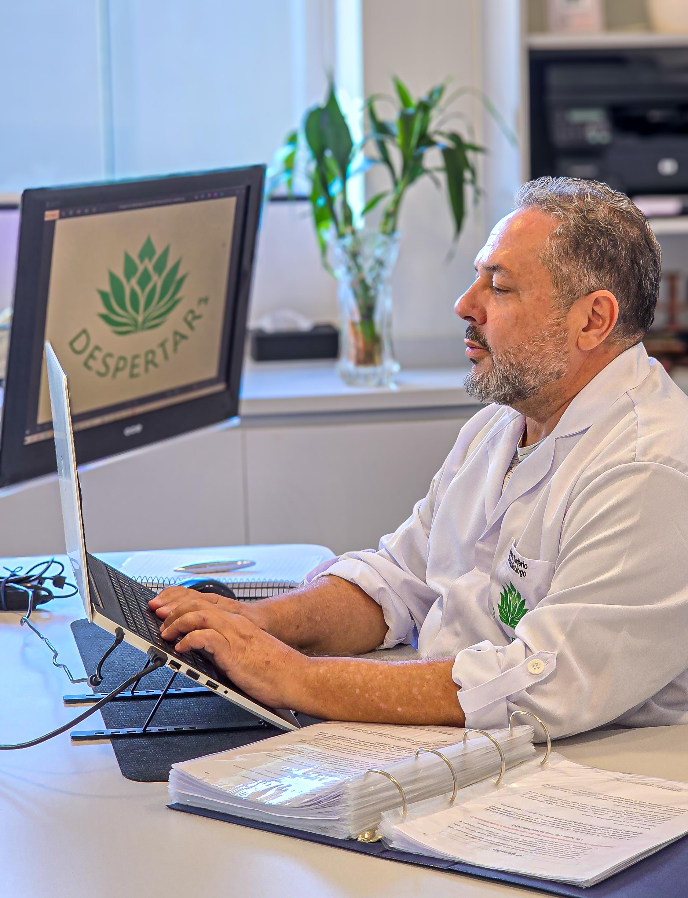 Marco Sadério atendendo em seu consultório